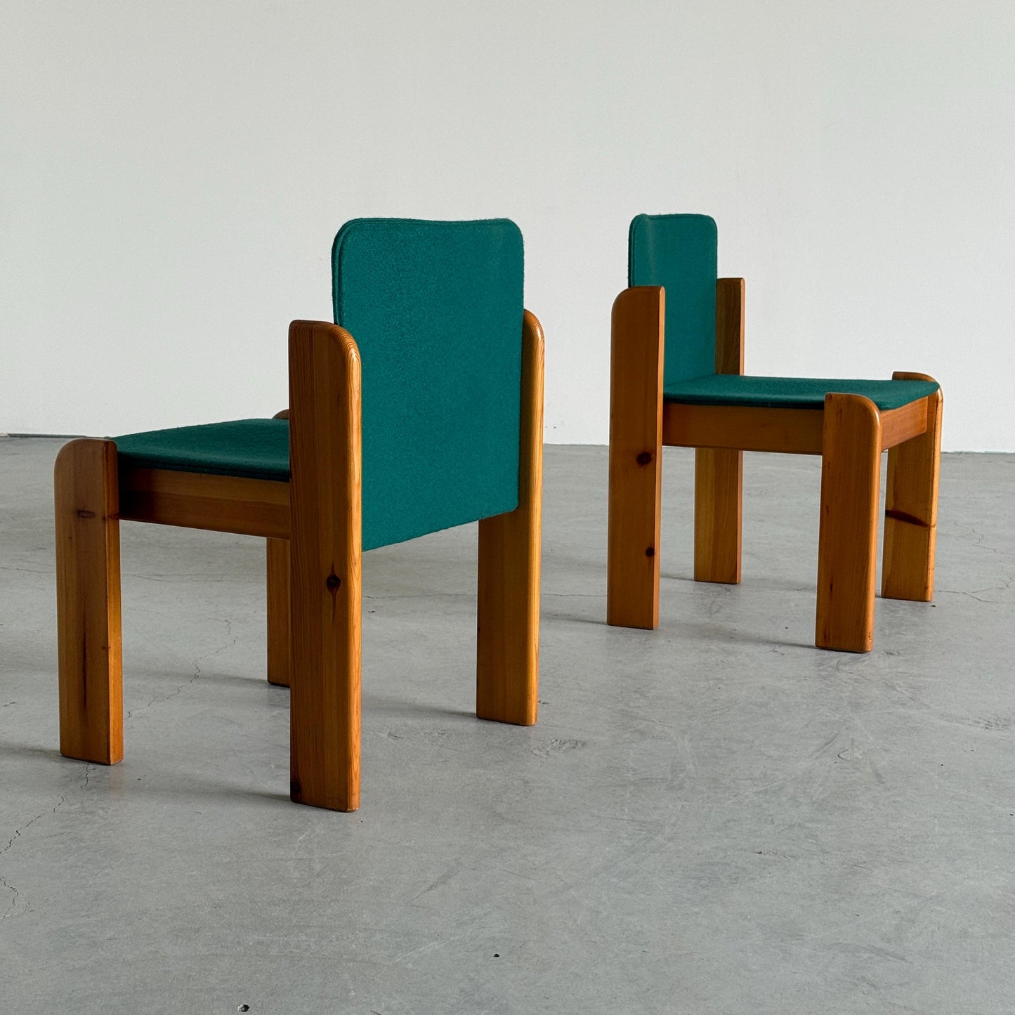 Vintage Armlehnstuhl Set von 2 aus Massivkiefer mit grüner Polsterung
