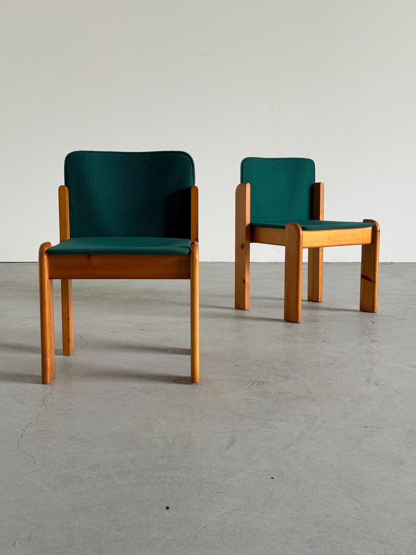 Vintage Armlehnstuhl Set von 2 aus Massivkiefer mit grüner Polsterung