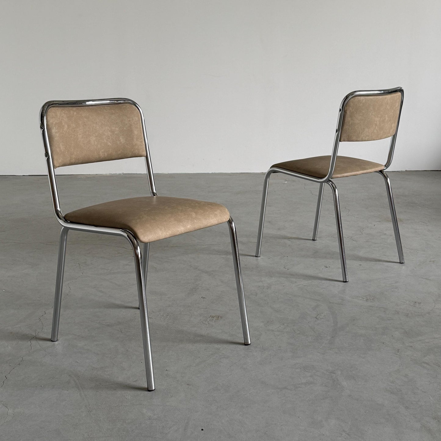 Vintage Stuhl Set von 2 im Bauhaus-Stil, italienisch, Chrom, beige Kunstleder, 1980er