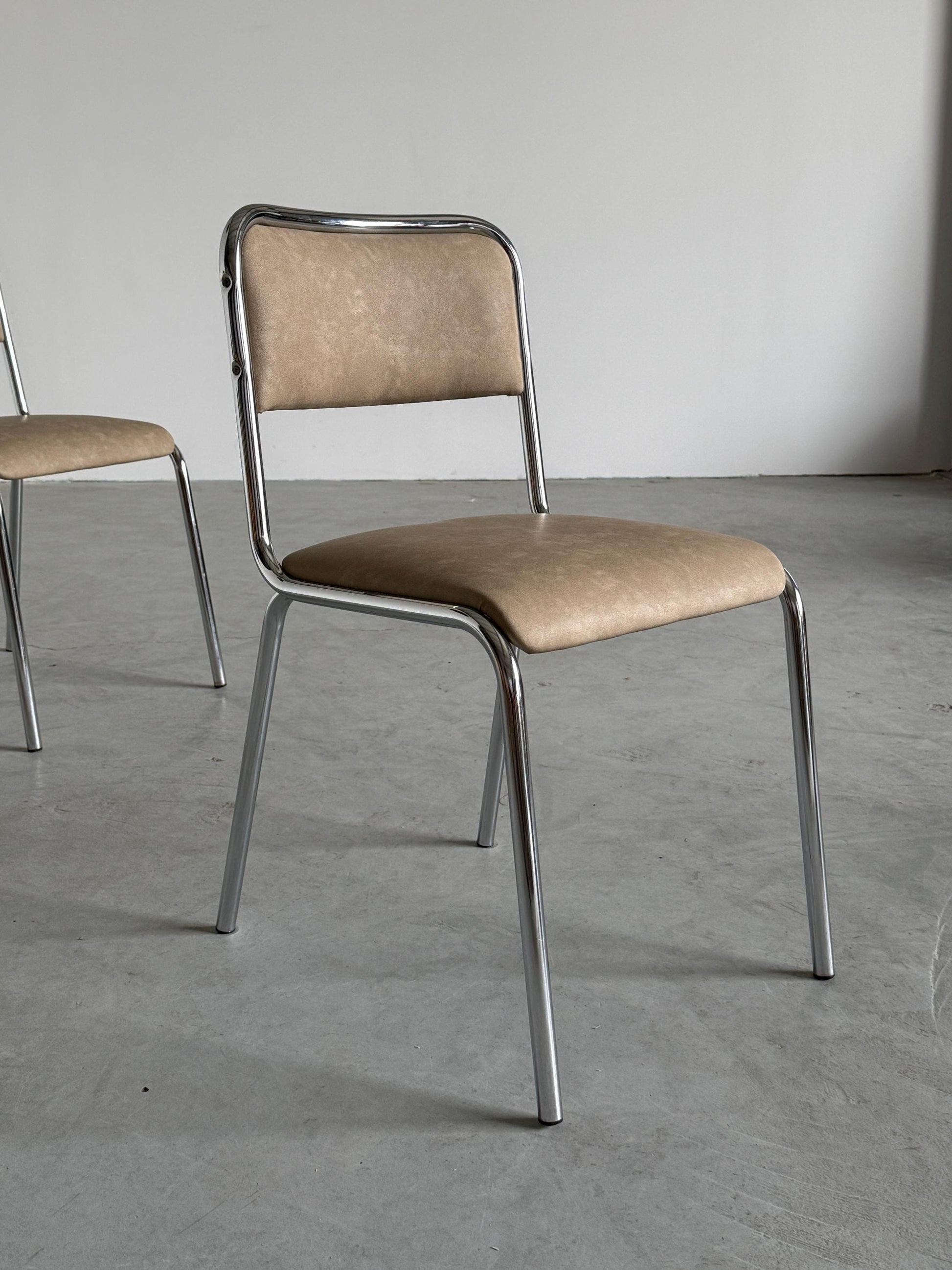 Vintage Stuhl Set von 2 im Bauhaus-Stil, italienisch, Chrom, beige Kunstleder, 1980er
