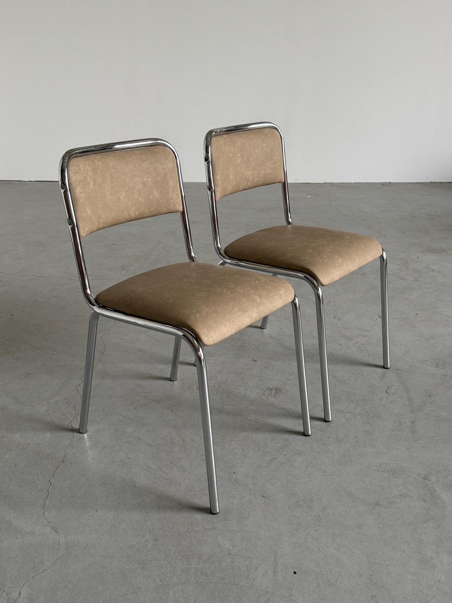 Vintage Stuhl Set von 2 im Bauhaus-Stil, italienisch, Chrom, beige Kunstleder, 1980er