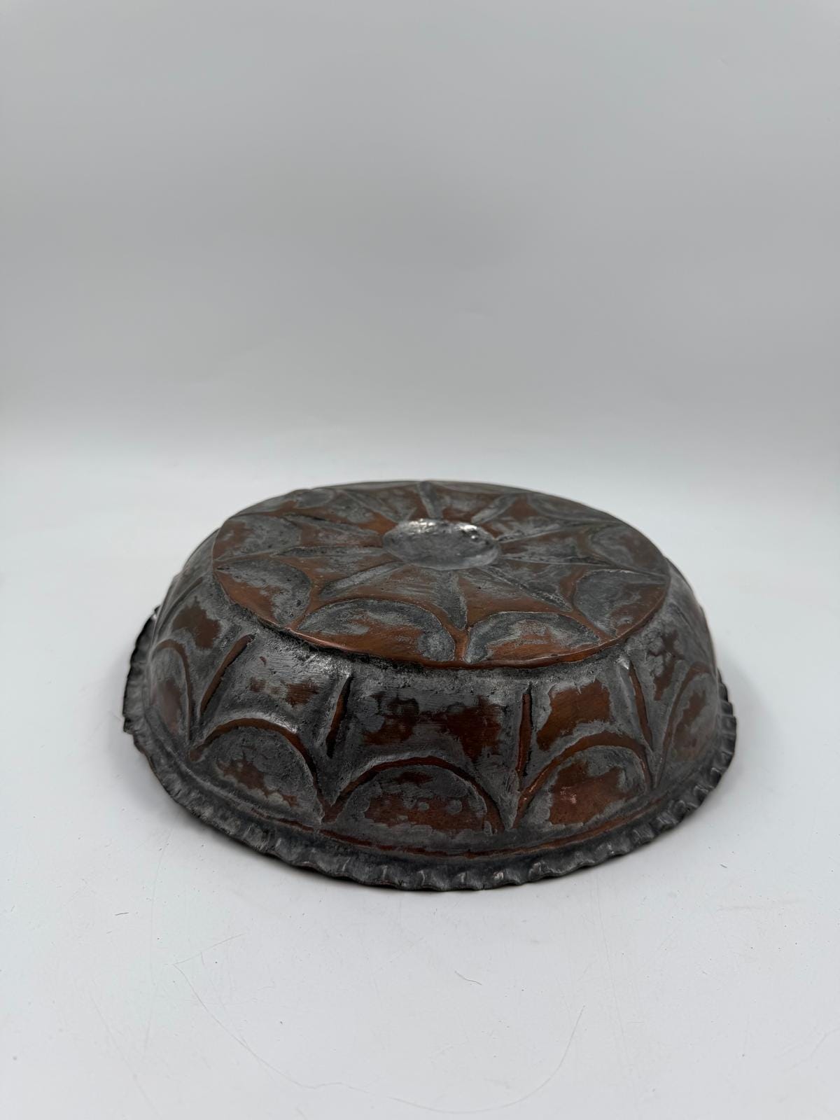 Vintage Hamam-Schale mit Sonnenmotiv Kupferbraun Patina dunkle Verfärbungen