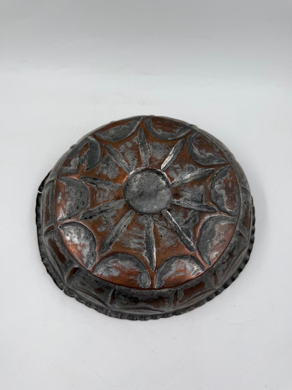 Vintage Hamam-Schale mit Sonnenmotiv Kupferbraun Patina dunkle Verfärbungen