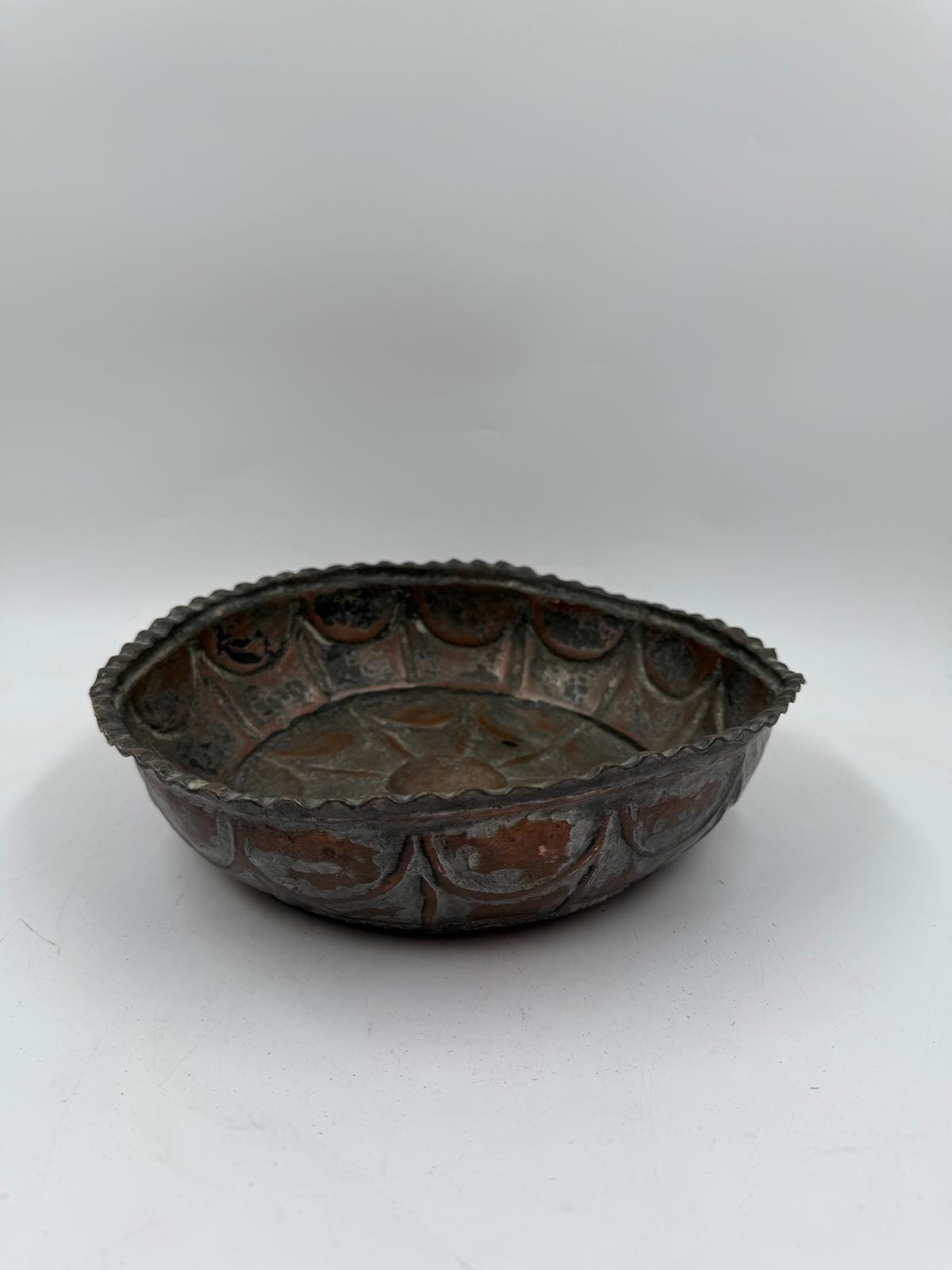 Vintage Hamam-Schale mit Sonnenmotiv Kupferbraun Patina dunkle Verfärbungen
