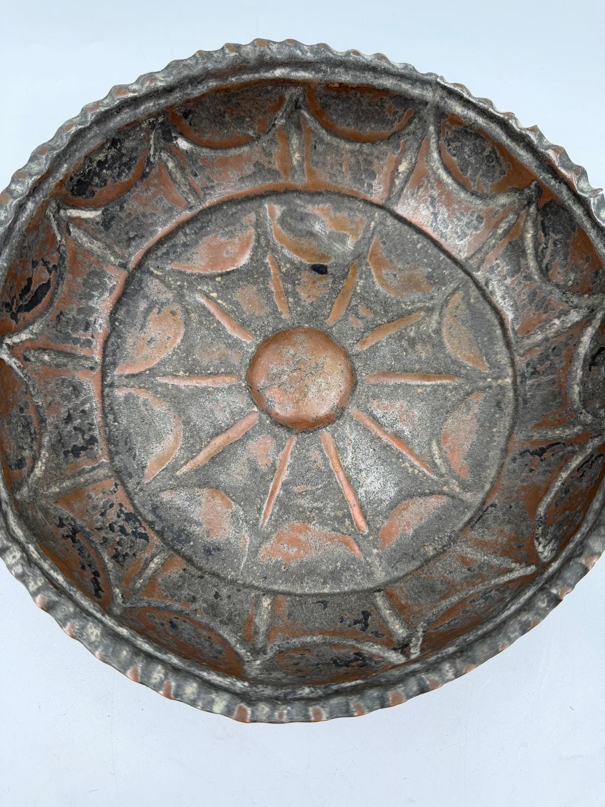 Vintage Hamam-Schale mit Sonnenmotiv Kupferbraun Patina dunkle Verfärbungen