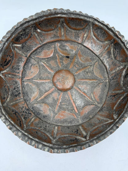 Vintage Hamam-Schale mit Sonnenmotiv Kupferbraun Patina dunkle Verfärbungen