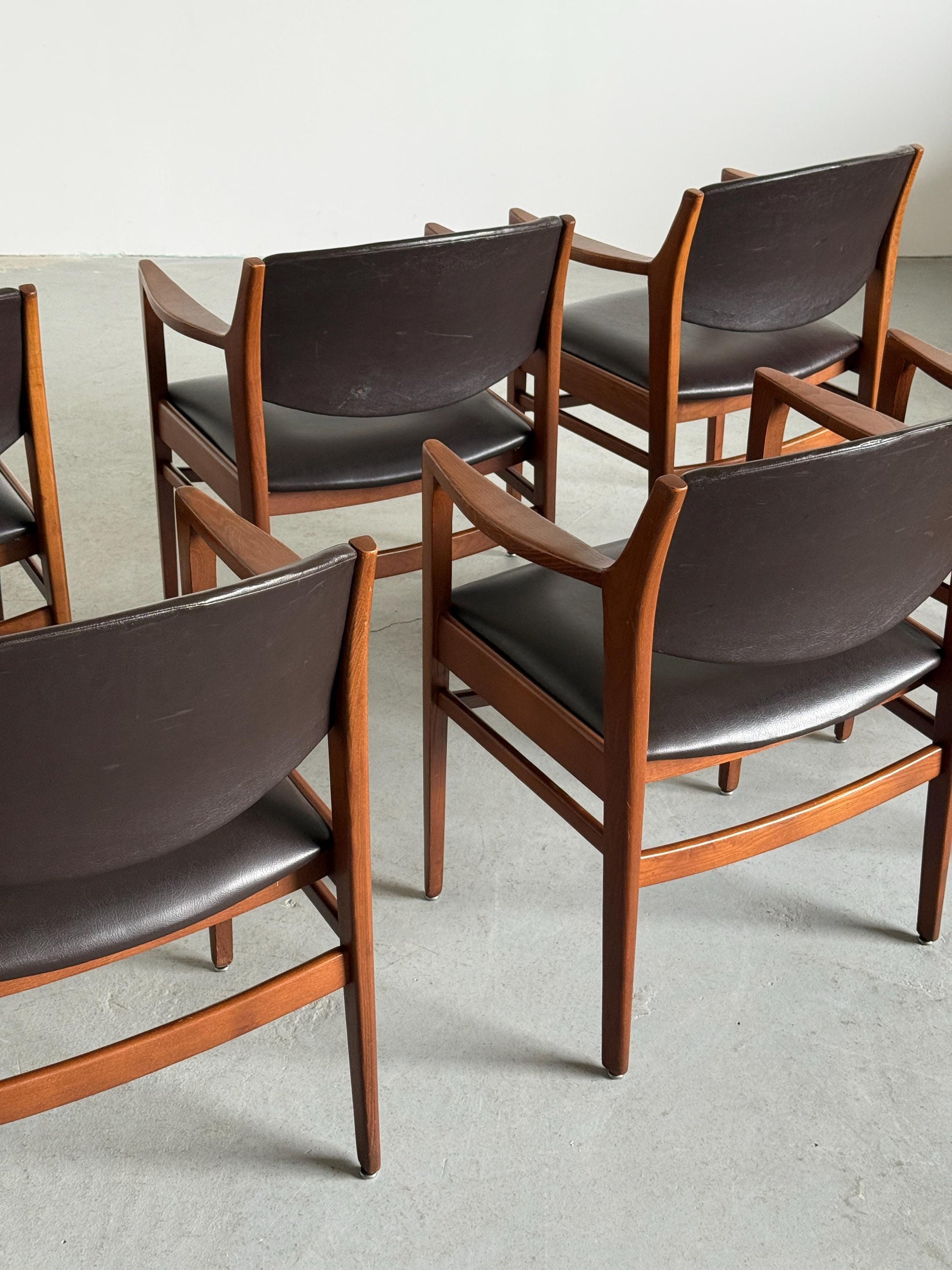 Vintage Armlehnsessel aus Nussbaum und Kunstleder von unbekannt für unbekannt