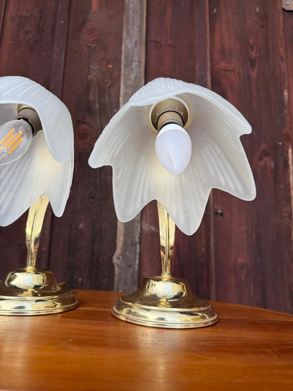 Vintage Nachttischlampe Tulpenform aus Messing und Glas goldfarben weiß Set von 2