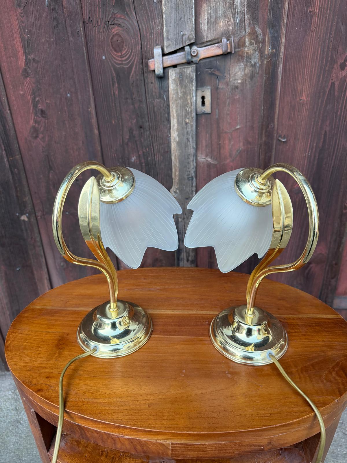 Vintage Nachttischlampe Tulpenform aus Messing und Glas goldfarben weiß Set von 2