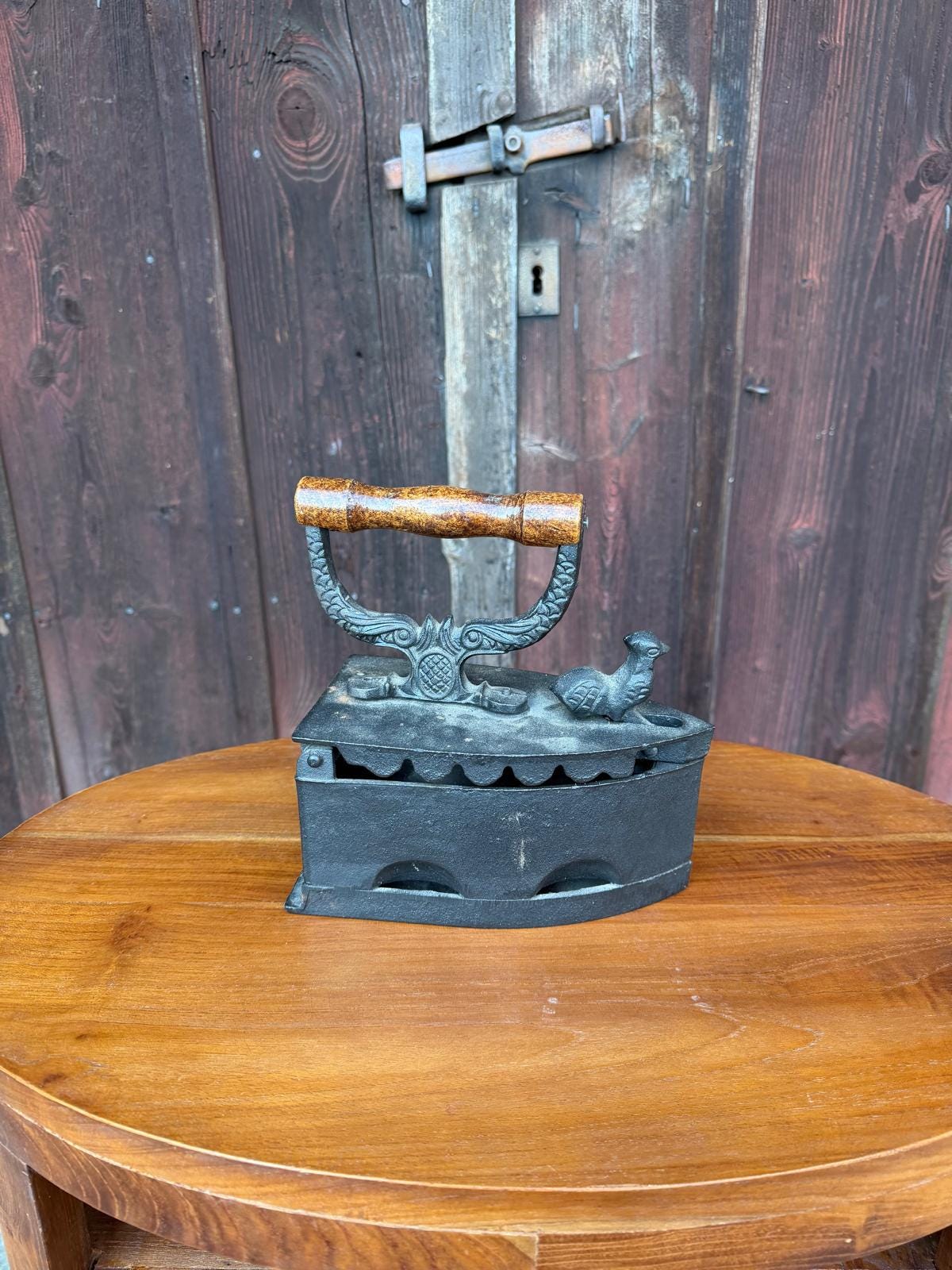 Vintage Bügeleisen aus Gusseisen mit Hahn-Figur und Holzgriff, Patina