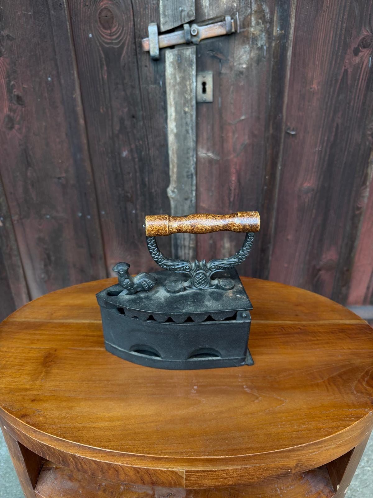 Vintage Bügeleisen aus Gusseisen mit Hahn-Figur und Holzgriff, Patina