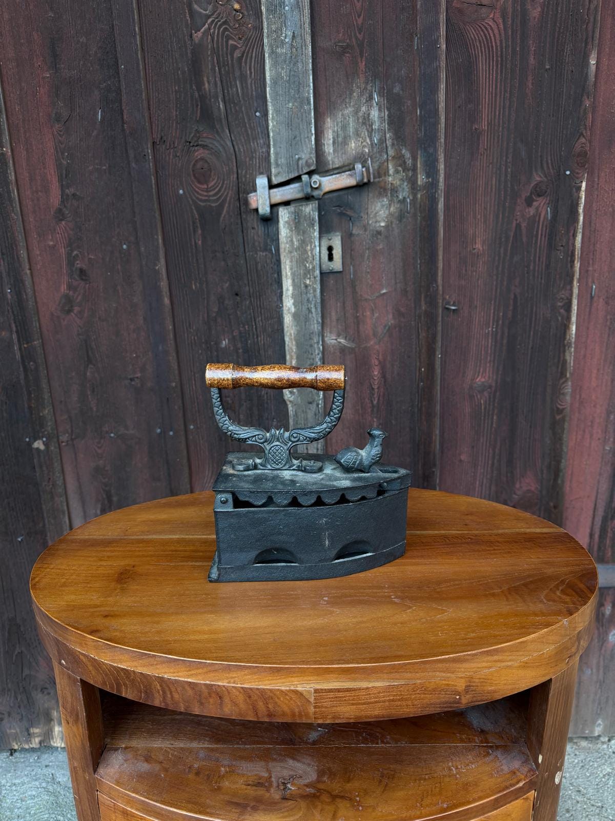 Vintage Bügeleisen aus Gusseisen mit Hahn-Figur und Holzgriff, Patina