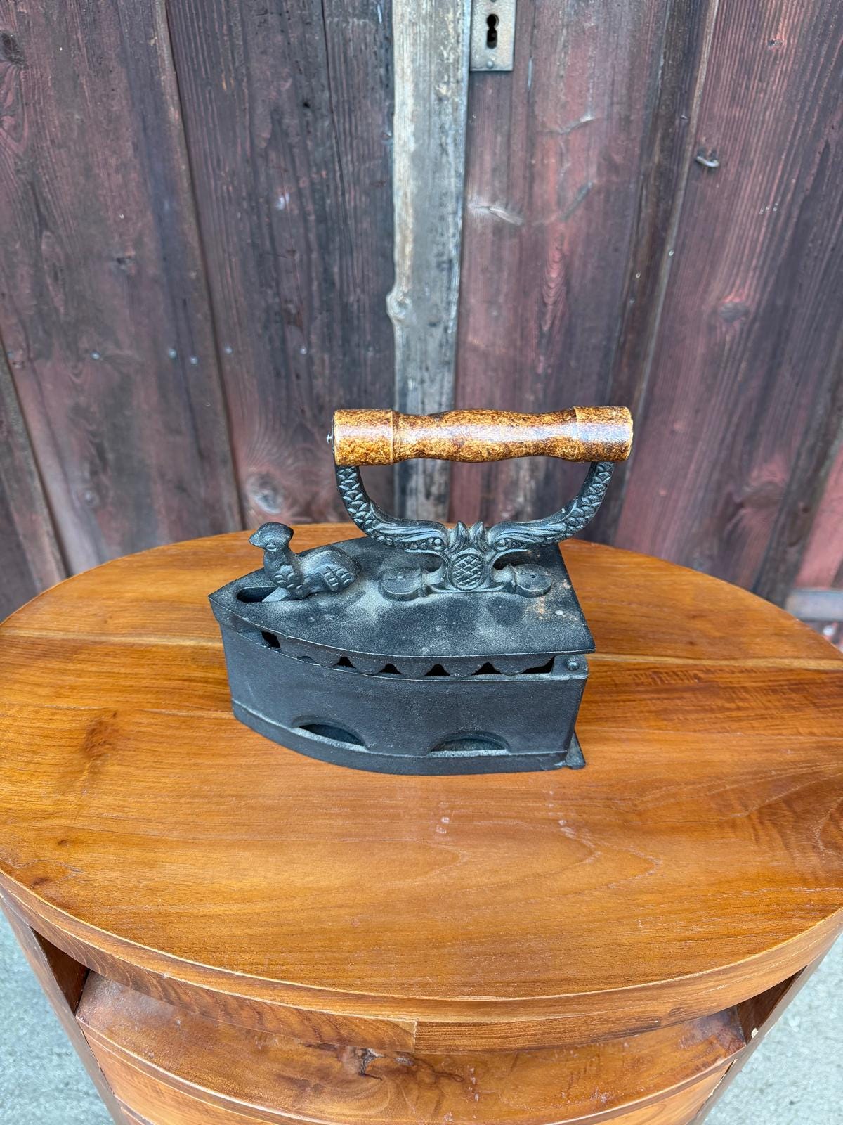 Vintage Bügeleisen aus Gusseisen mit Hahn-Figur und Holzgriff, Patina