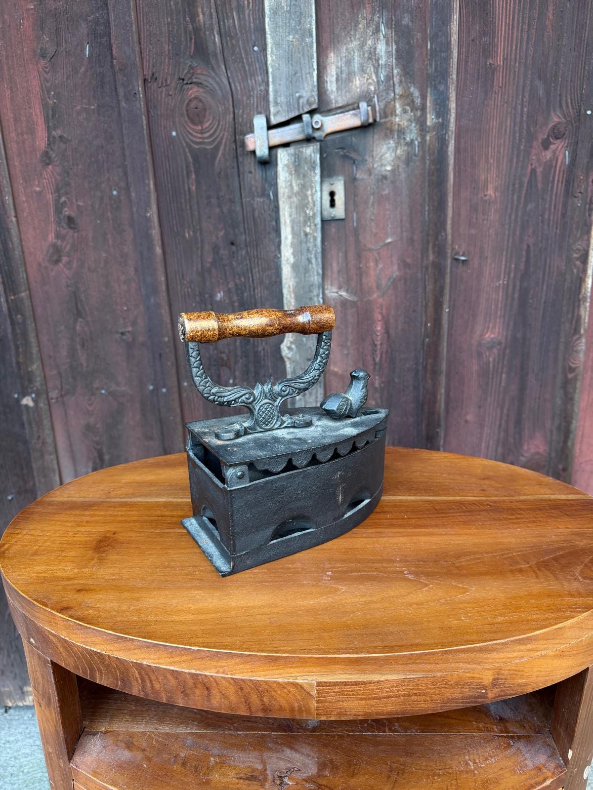 Vintage Bügeleisen aus Gusseisen mit Hahn-Figur und Holzgriff, Patina