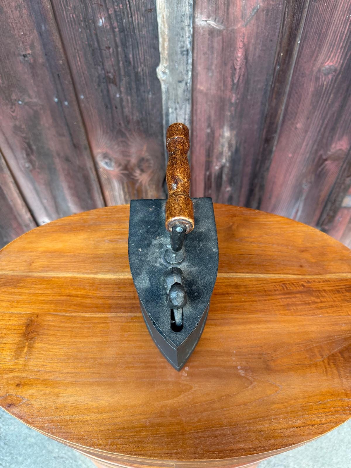Vintage Bügeleisen aus Gusseisen mit Hahn-Figur und Holzgriff, Patina