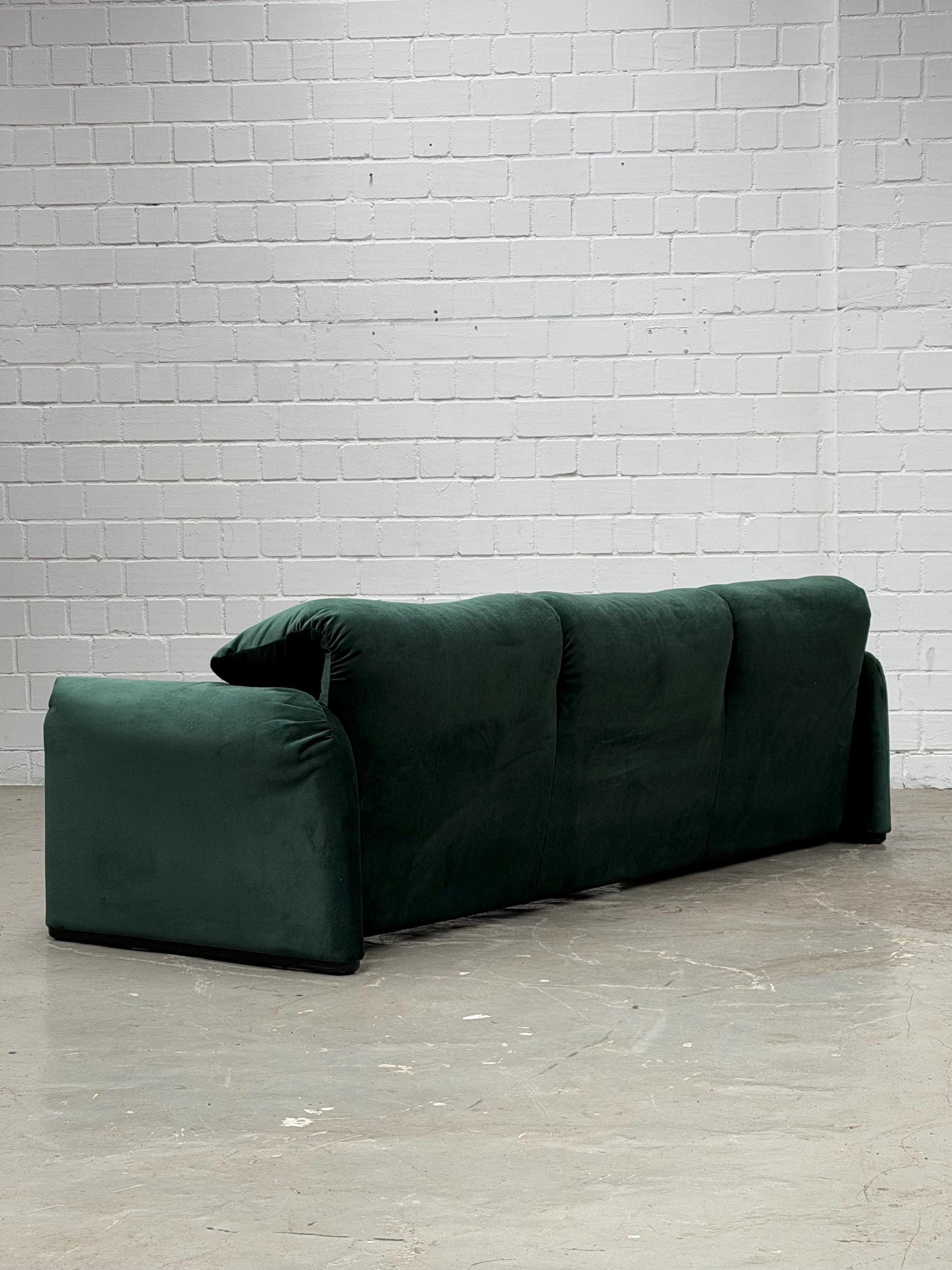 Vintage Sofa Maralunga 675 von Vico Magistretti für Cassina grün Samt 3-Sitzer