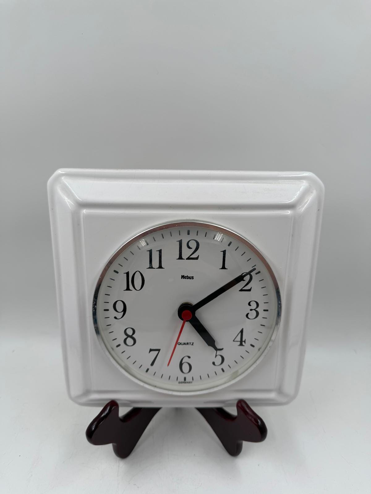 Vintage Wanduhr von Mebus für Mebus weiß schwarz rot Keramik Glas