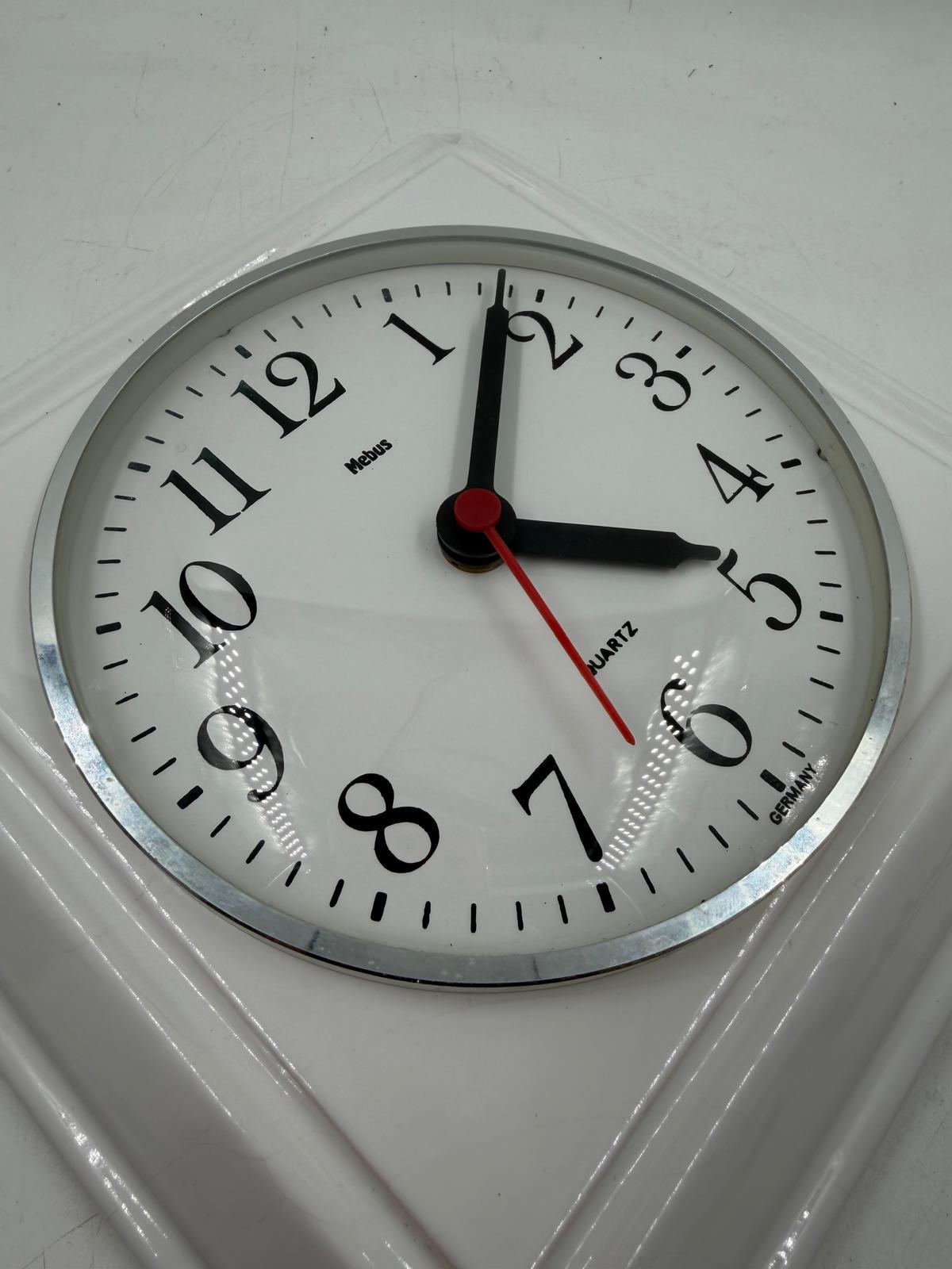 Vintage Wanduhr von Mebus für Mebus weiß schwarz rot Keramik Glas