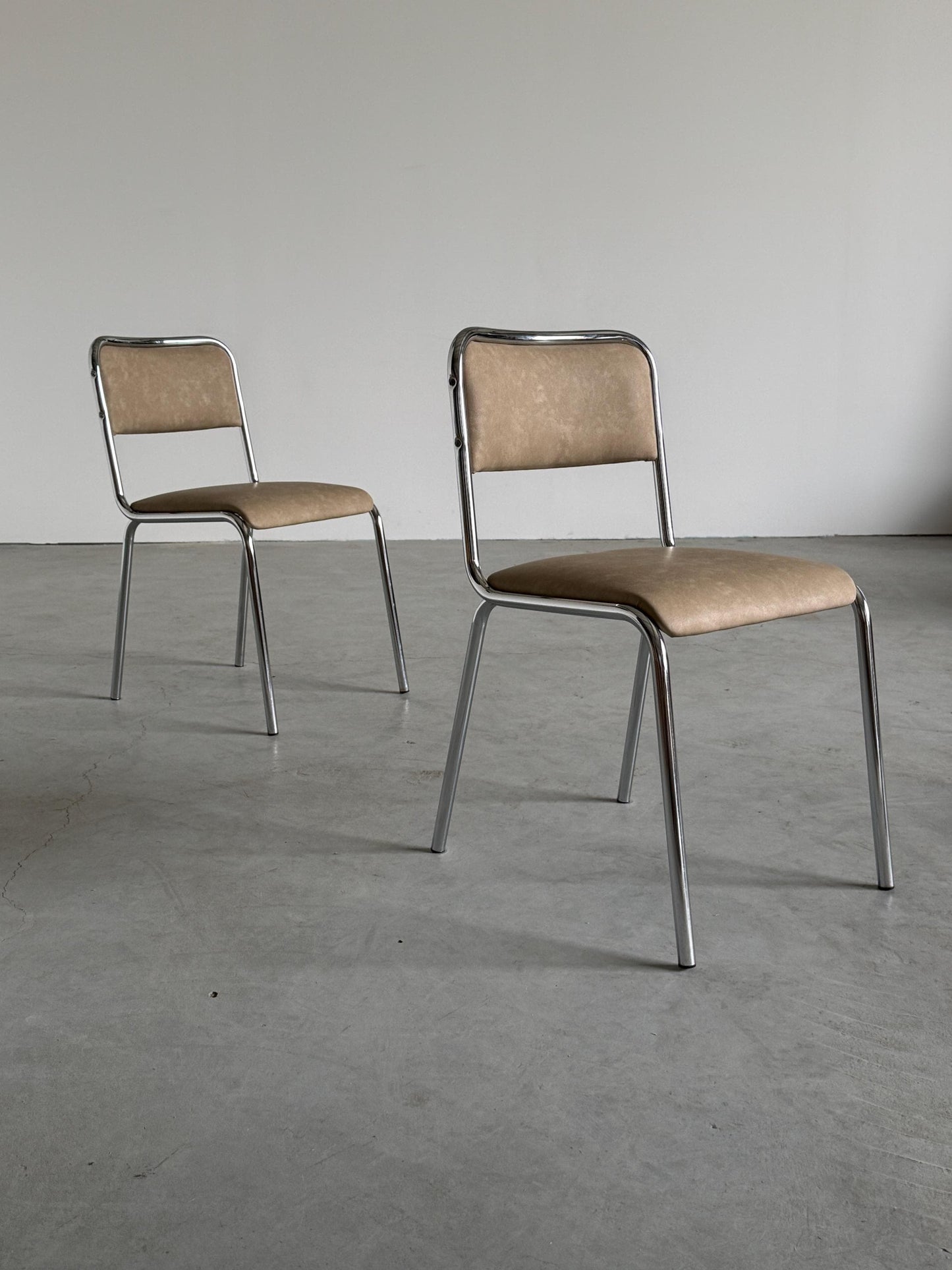Vintage Stuhl Set von 2 im Bauhaus-Stil, italienisch, Chrom, beige Kunstleder, 1980er