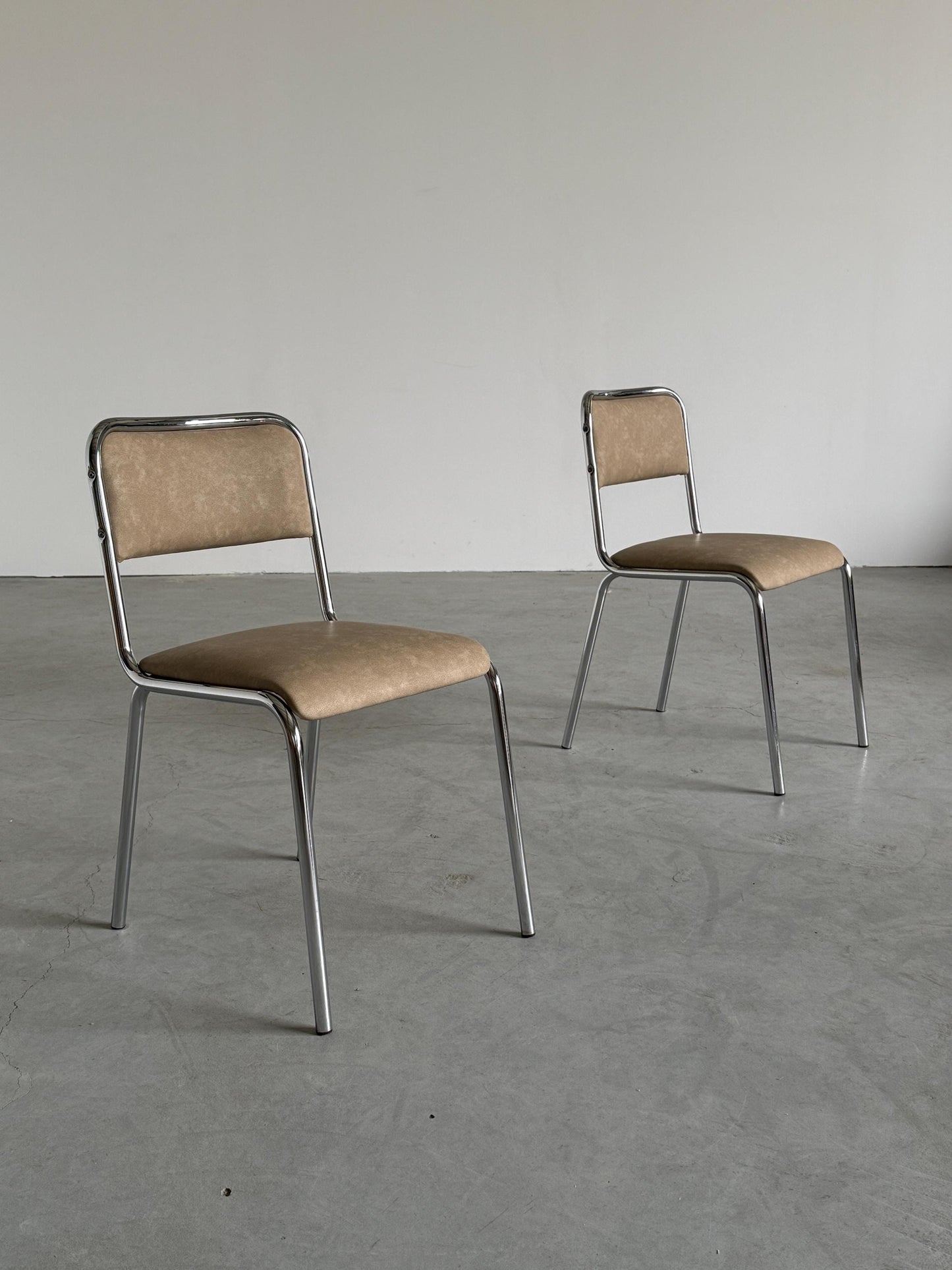 Vintage Stuhl Set von 2 im Bauhaus-Stil, italienisch, Chrom, beige Kunstleder, 1980er