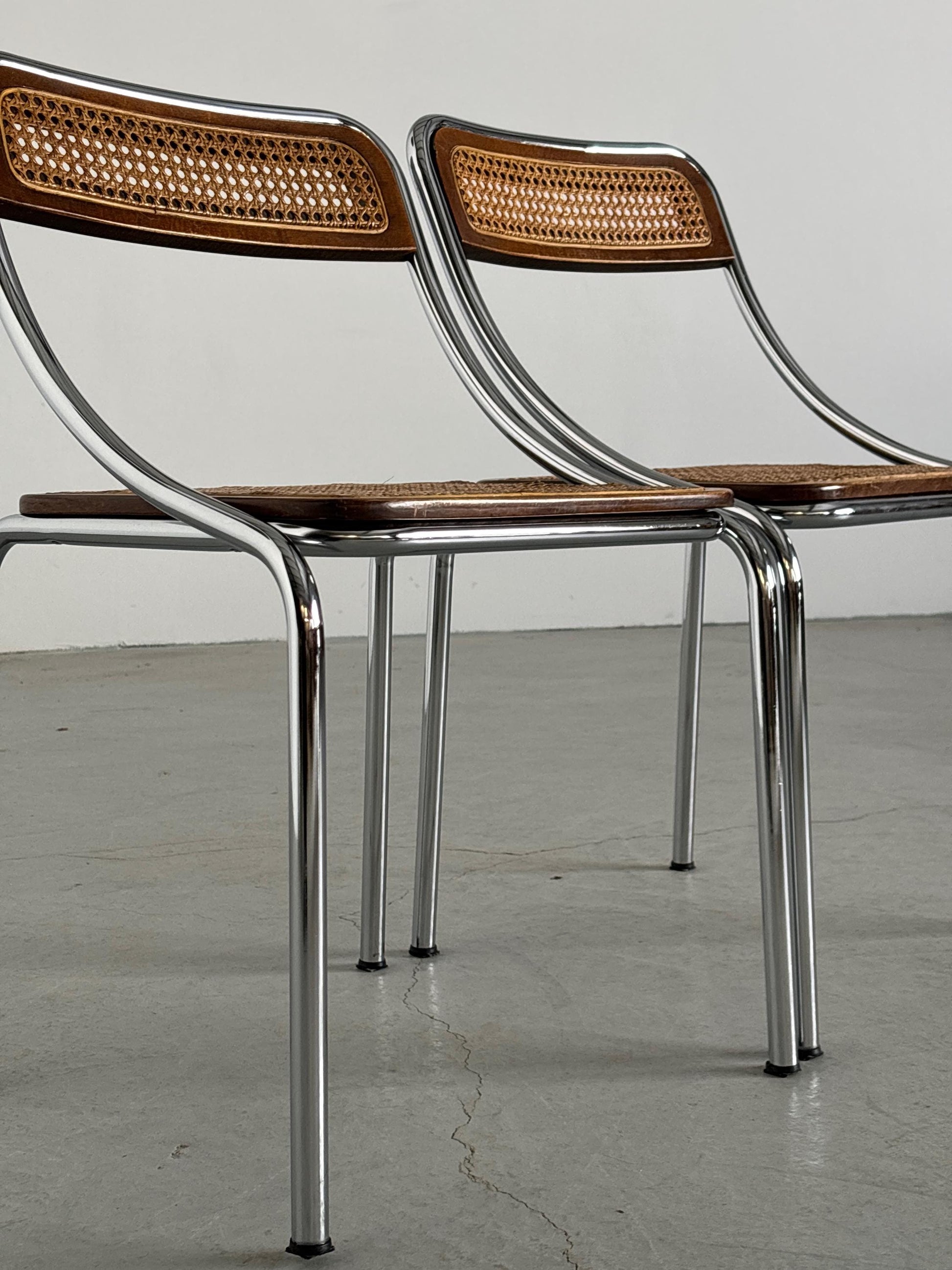 Vintage Set von 2 Esszimmerstuhl aus Holz und Geflecht und Chrom, Italien, 1970er