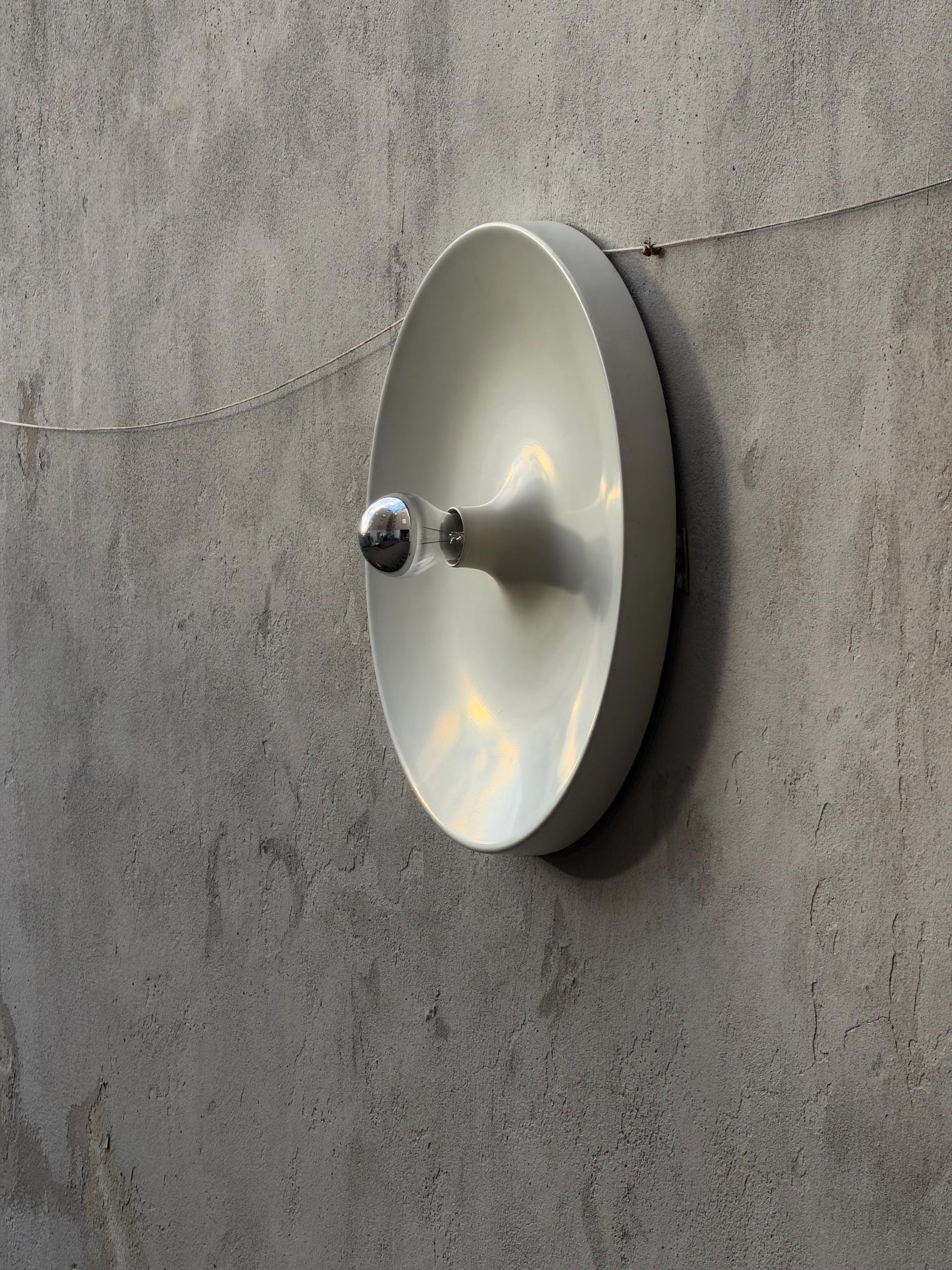 Vintage Wandlampe Diskus von Charlotte Perriand für Honsel Weiß 50 cm