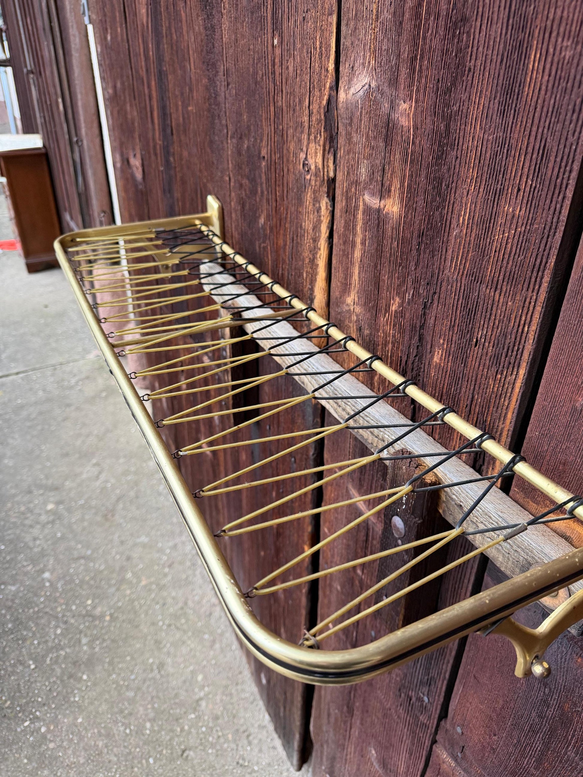 Vintage Wandregal Gold Schwarz Metall mit Schnur-Bespannung