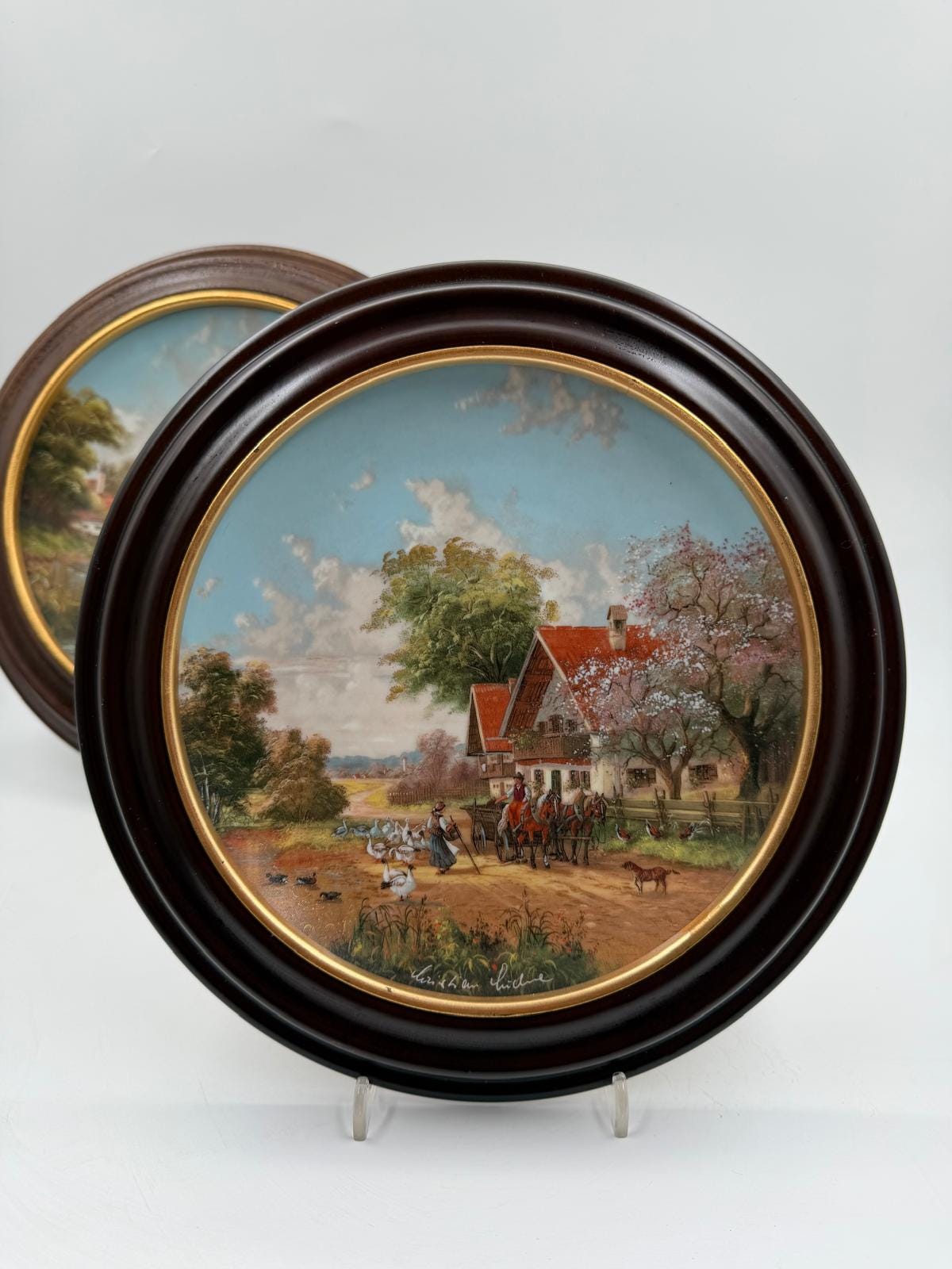 Vintage Sammelteller Set von 2 Lückels idyllisches Dorfleben von Christian Lückel für Seltmann Weiden mit Van Hygan und Smythe Rahmen