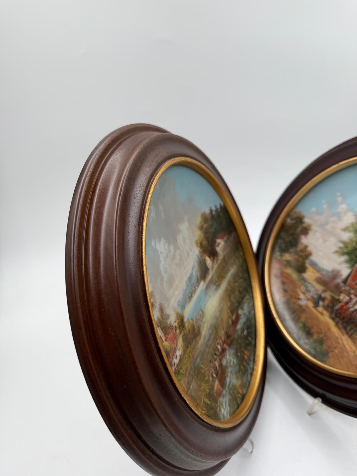 Vintage Sammelteller Set von 2 Lückels idyllisches Dorfleben von Christian Lückel für Seltmann Weiden mit Van Hygan und Smythe Rahmen