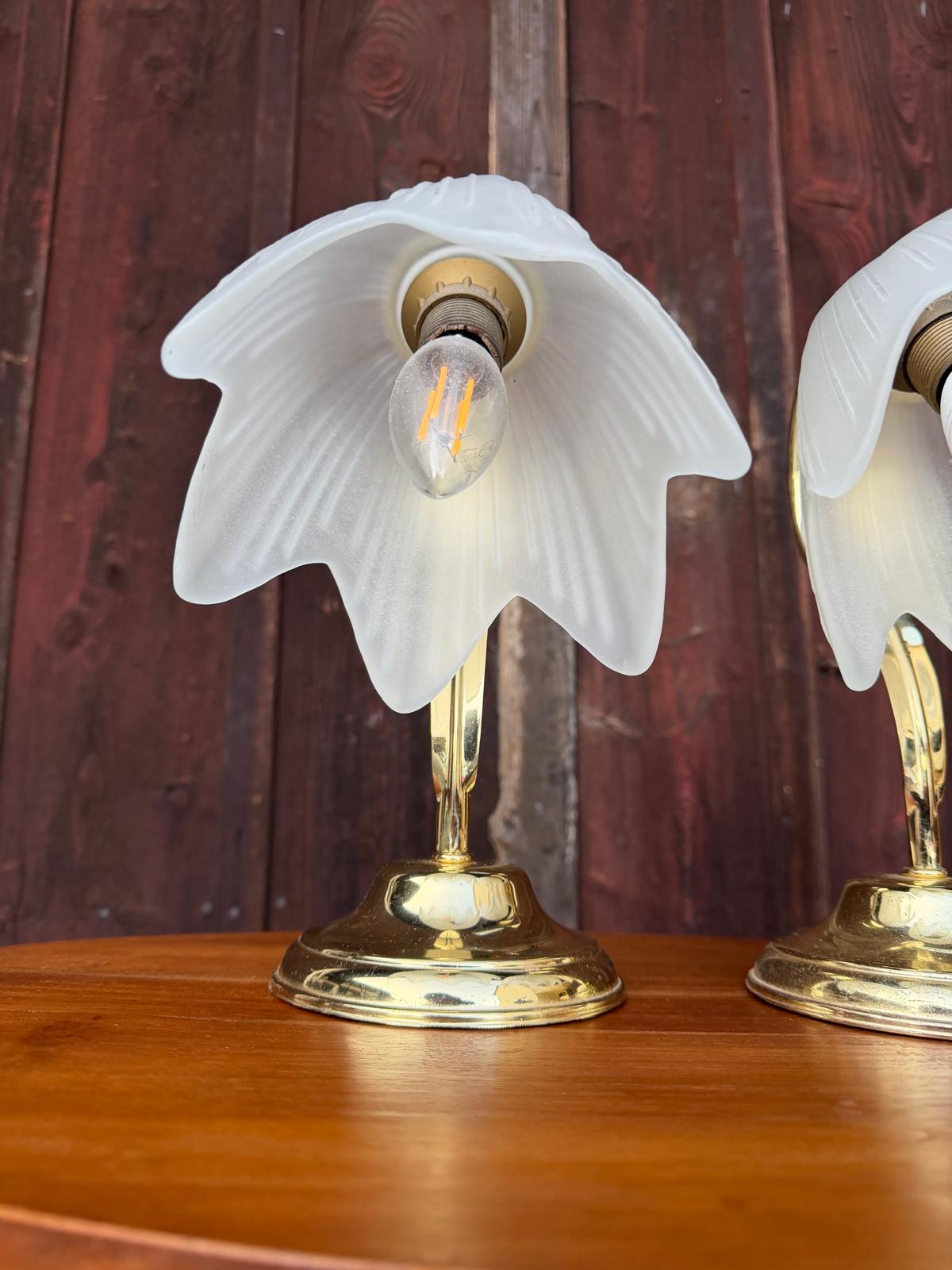 Vintage Nachttischlampe Tulpenform aus Messing und Glas goldfarben weiß Set von 2