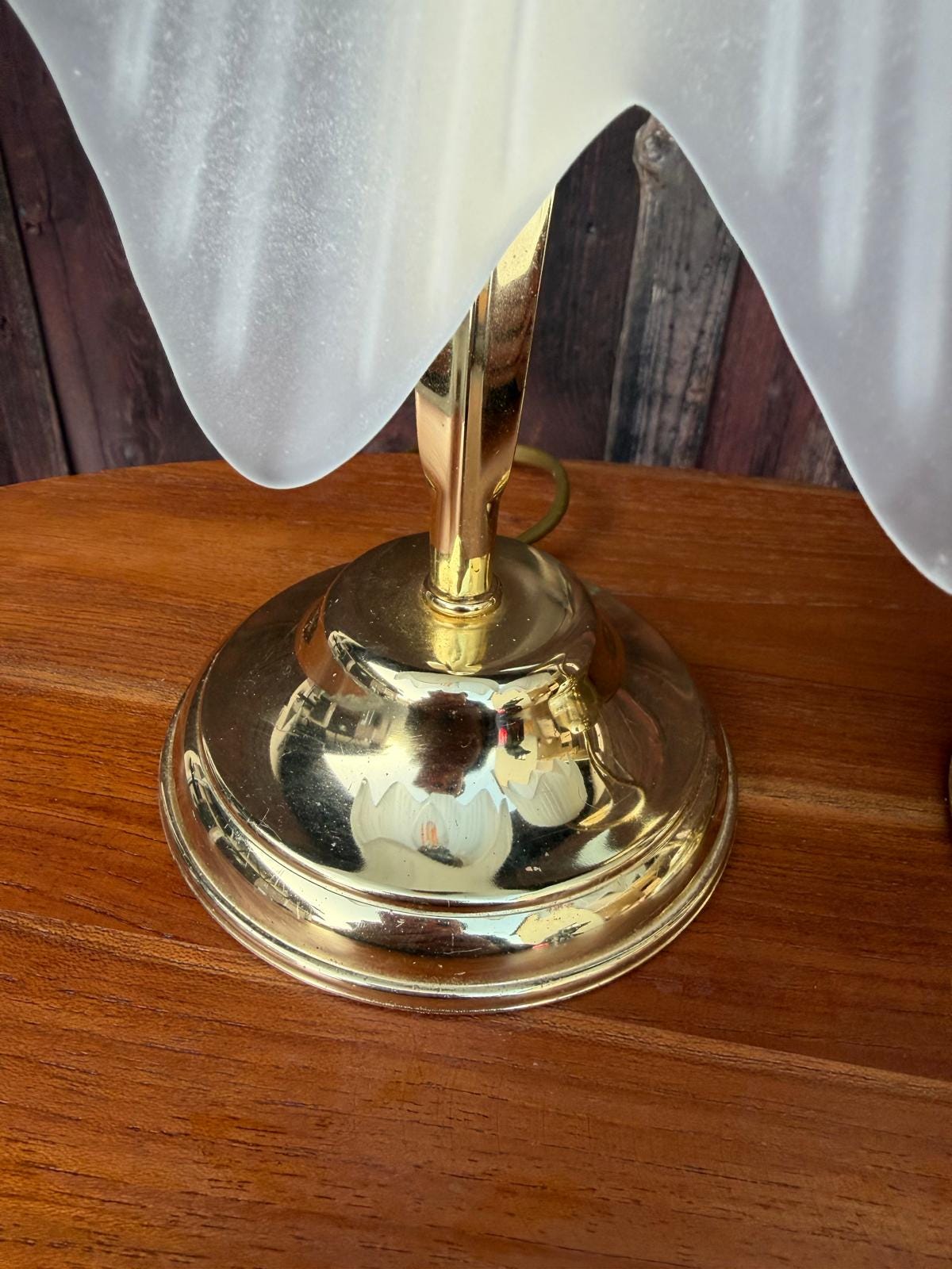 Vintage Nachttischlampe Tulpenform aus Messing und Glas goldfarben weiß Set von 2