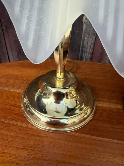 Vintage Nachttischlampe Tulpenform aus Messing und Glas goldfarben weiß Set von 2
