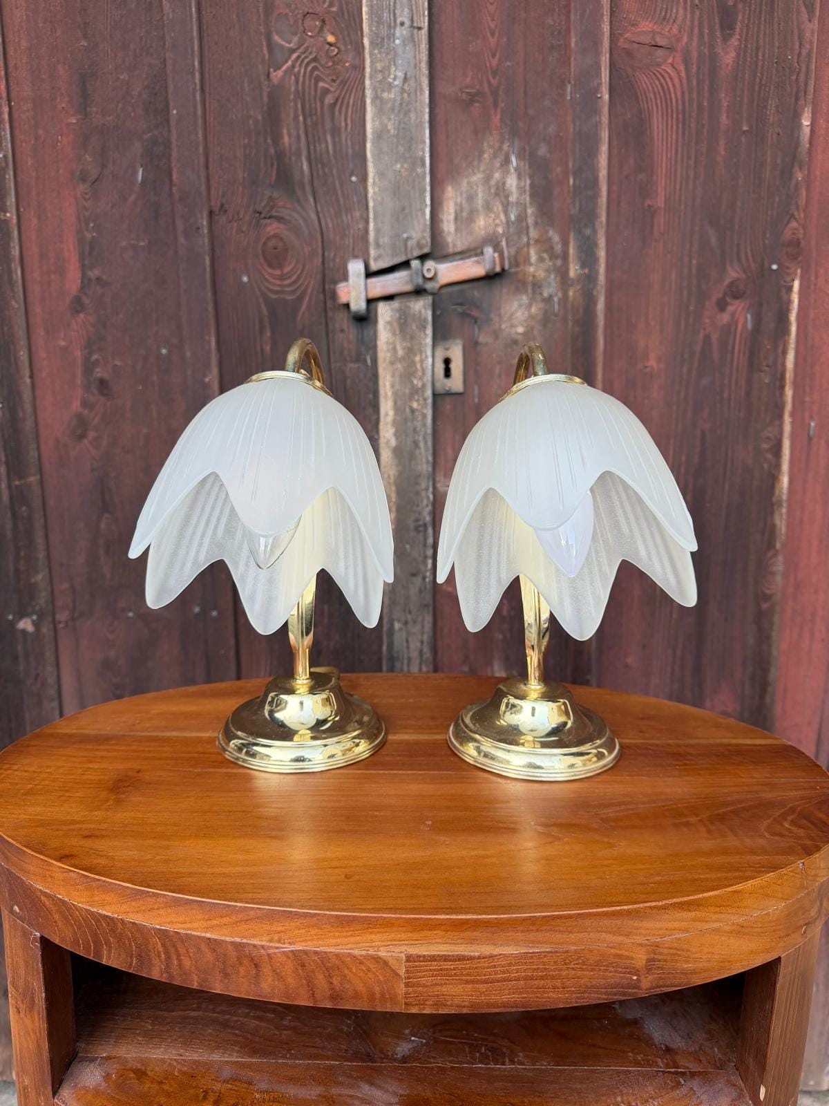 Vintage Nachttischlampe Tulpenform aus Messing und Glas goldfarben weiß Set von 2