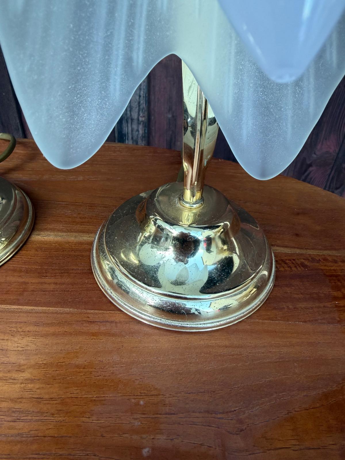 Vintage Nachttischlampe Tulpenform aus Messing und Glas goldfarben weiß Set von 2