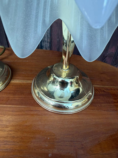 Vintage Nachttischlampe Tulpenform aus Messing und Glas goldfarben weiß Set von 2