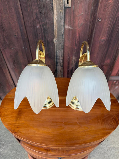 Vintage Nachttischlampe Tulpenform aus Messing und Glas goldfarben weiß Set von 2