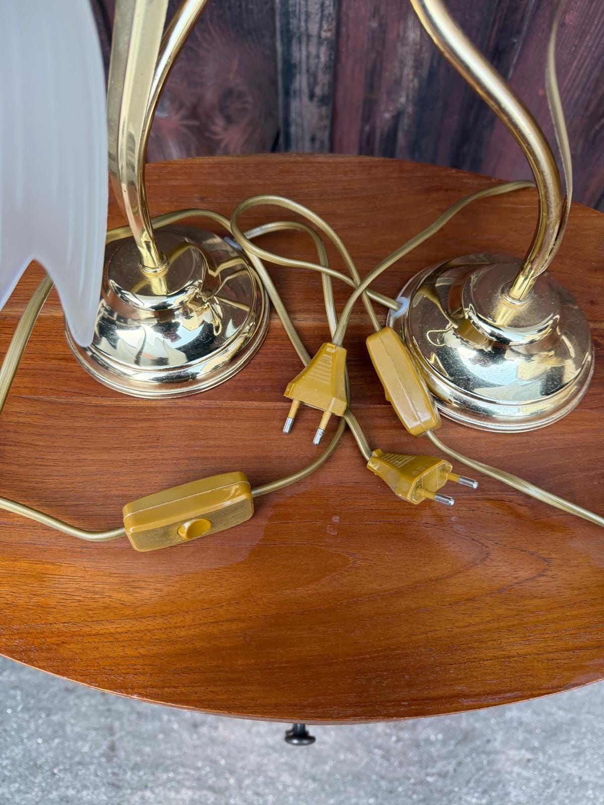 Vintage Nachttischlampe Tulpenform aus Messing und Glas goldfarben weiß Set von 2