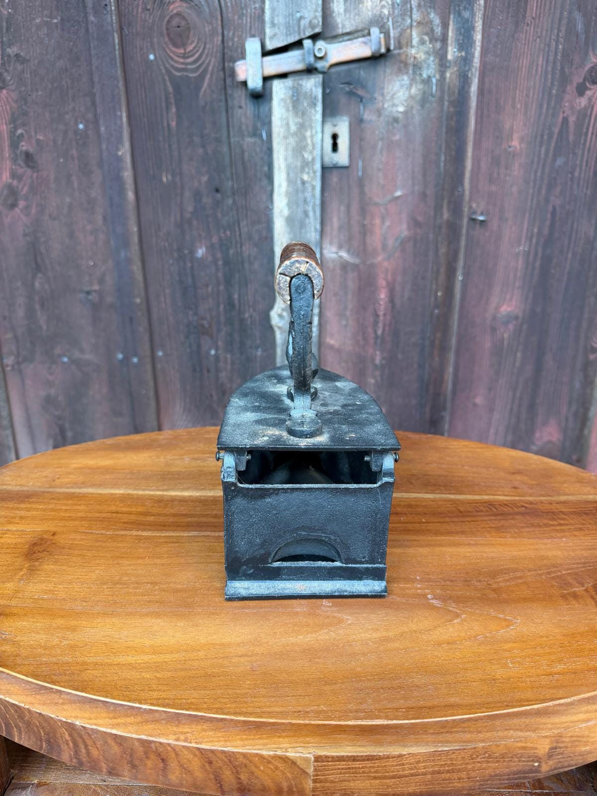 Vintage Bügeleisen aus Gusseisen mit Hahn-Figur und Holzgriff, Patina