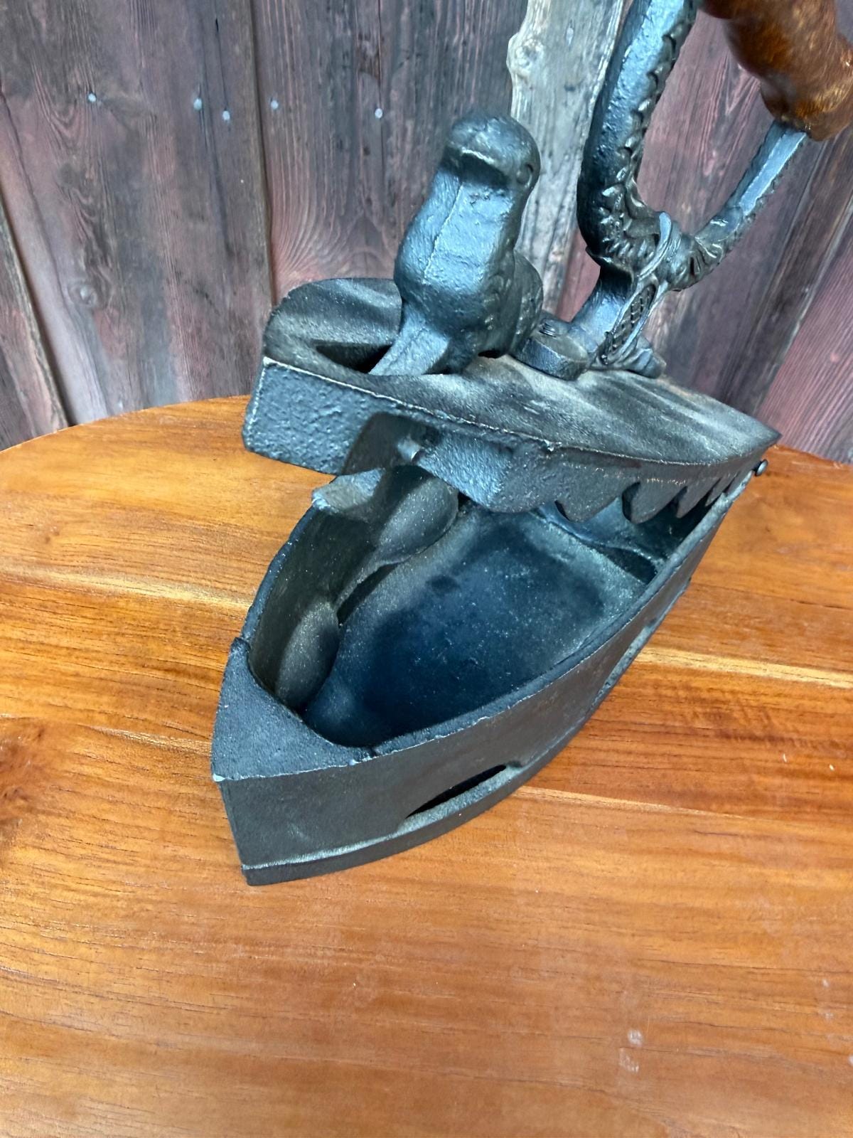Vintage Bügeleisen aus Gusseisen mit Hahn-Figur und Holzgriff, Patina