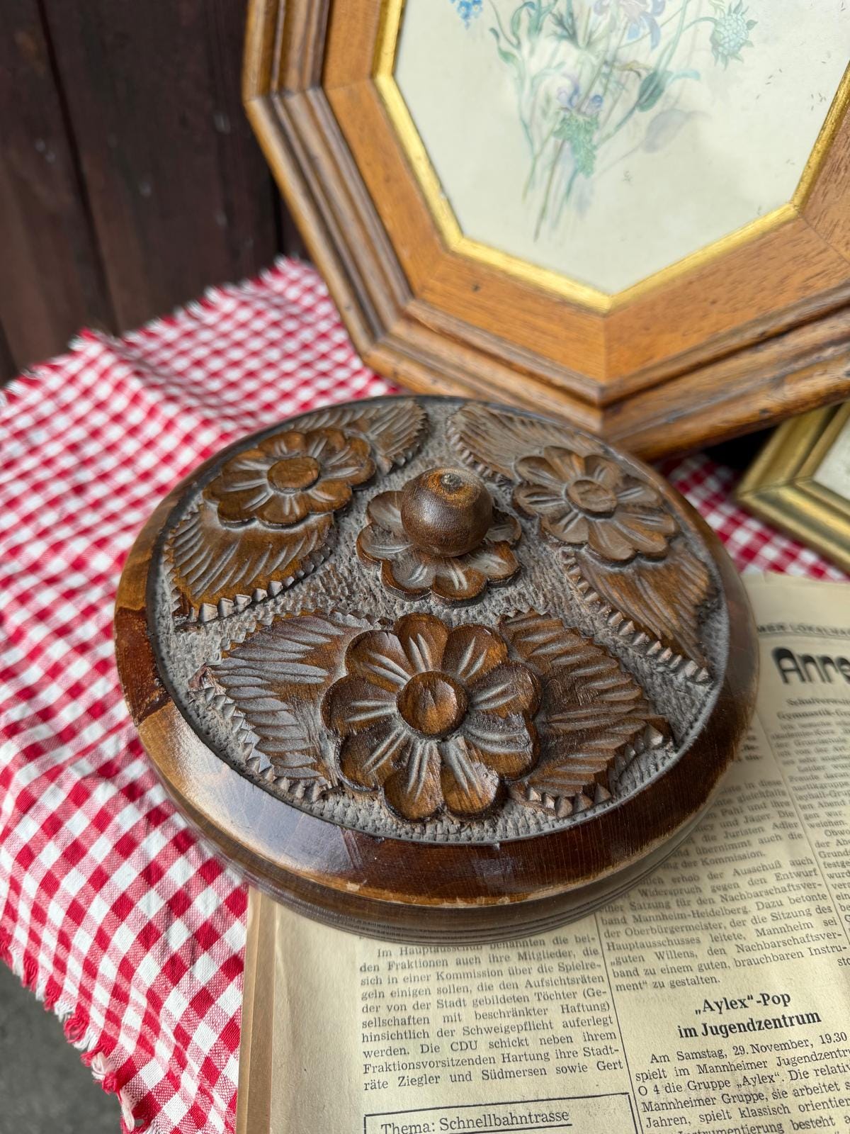 Vintage Holzdose mit Deckel 17 cm handgeschnitzt floral warme Holzfarbe Massivholz
