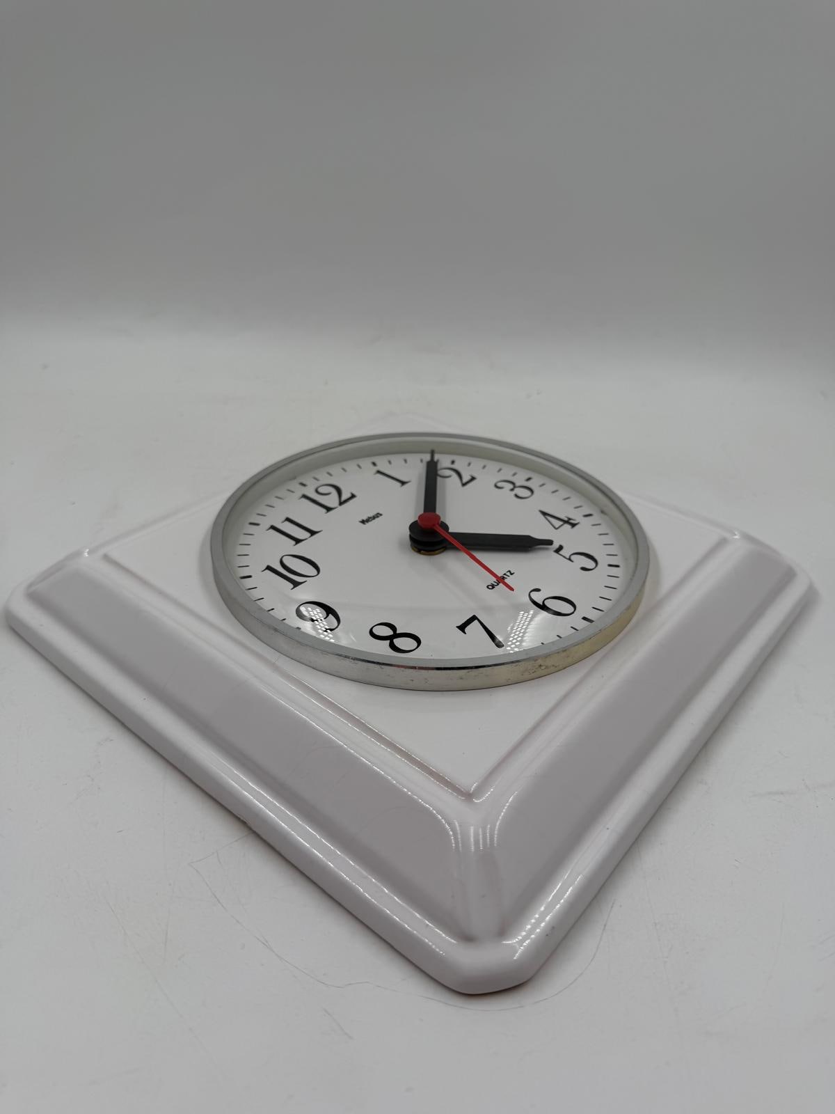 Vintage Wanduhr von Mebus für Mebus weiß schwarz rot Keramik Glas