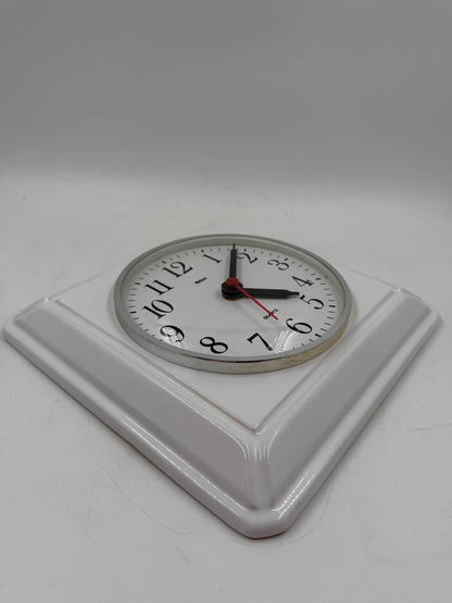 Vintage Wanduhr von Mebus für Mebus weiß schwarz rot Keramik Glas