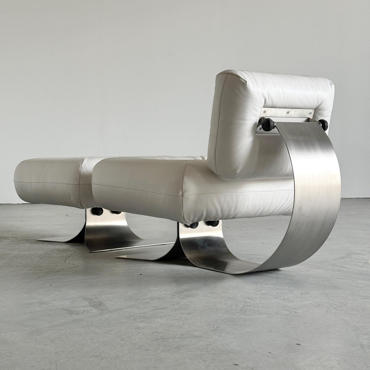 Vintage Lounge Chair Alta von Oscar Niemeyer für Mobilier International, Weißes Leder