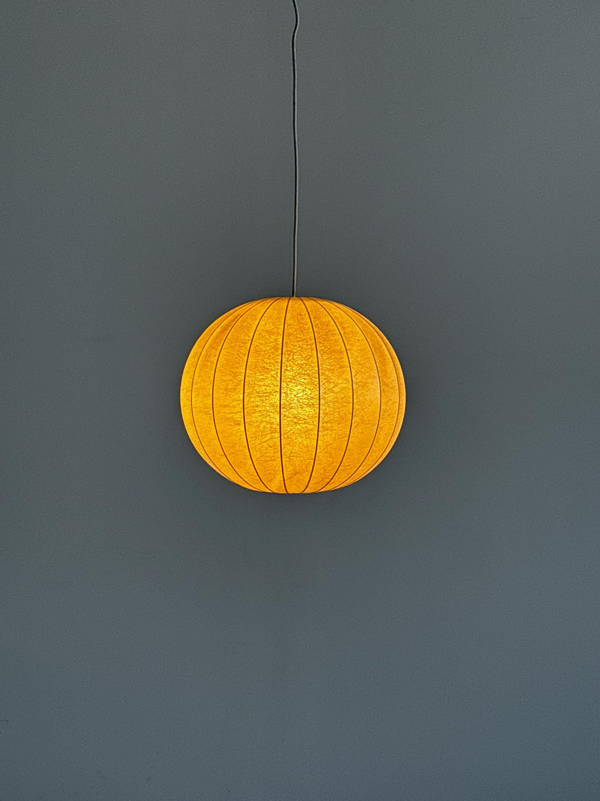 Vintage Pendelleuchte im Stil von Achille Castiglioni cremeweiß warmweiß Harz