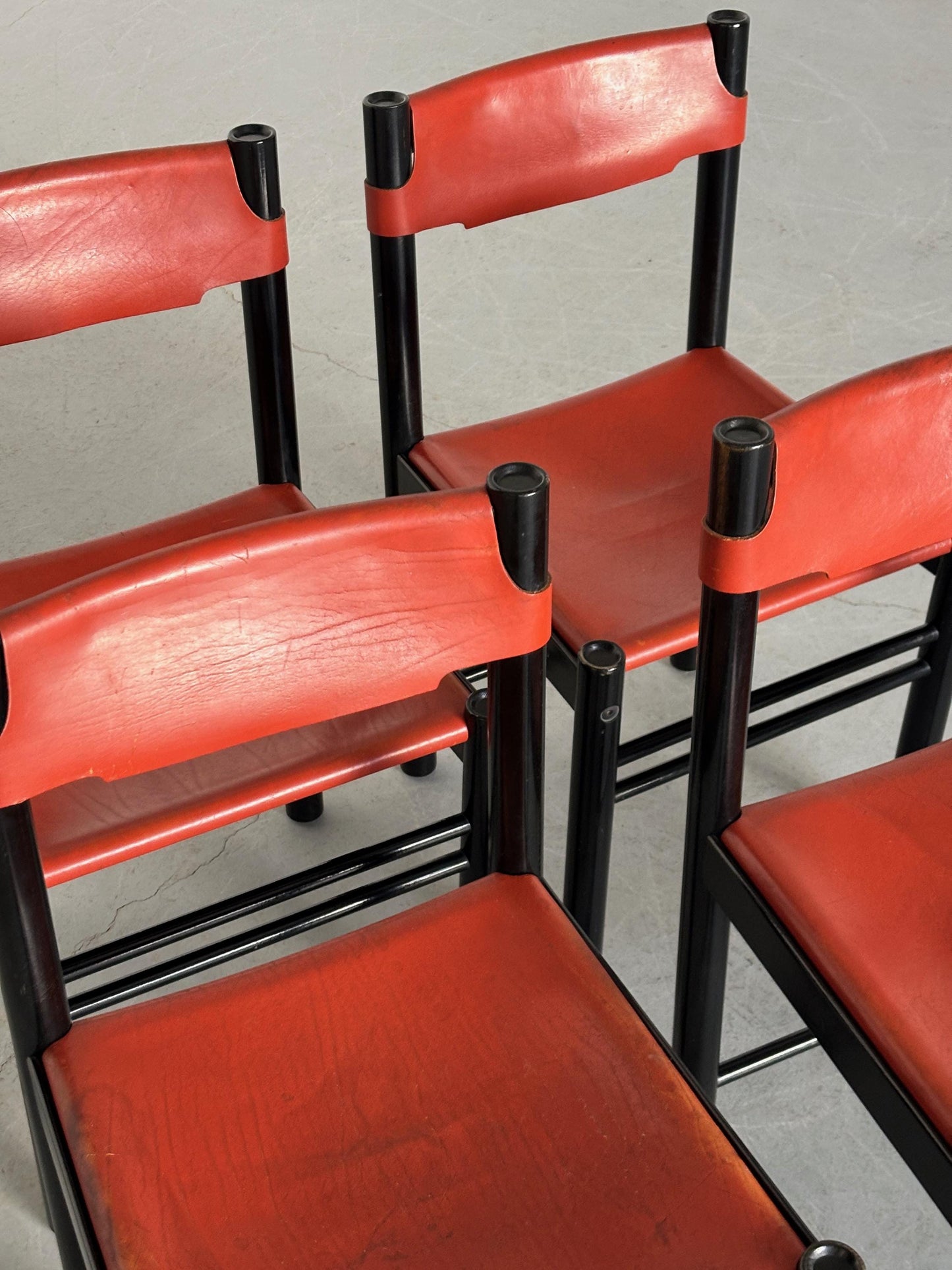 Vintage Set von 4 Esszimmerstuhl von Ibisco Sedie für Ibisco Sedie Karminrot Schwarz