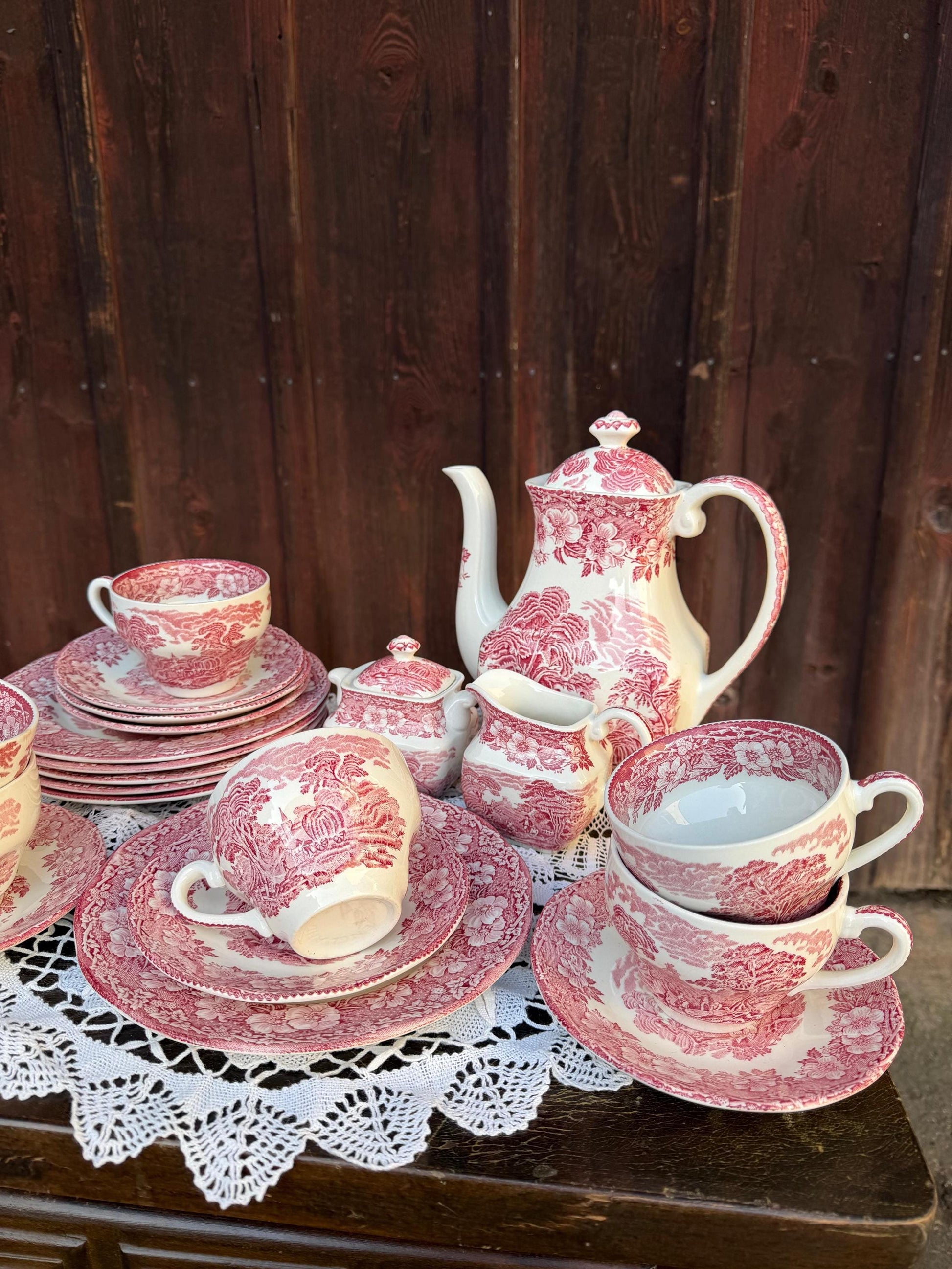 Vintage Kaffeeservice Old Castle von Enoch Wedgwood für Enoch Wedgwood Rot Weiß 21-teilig