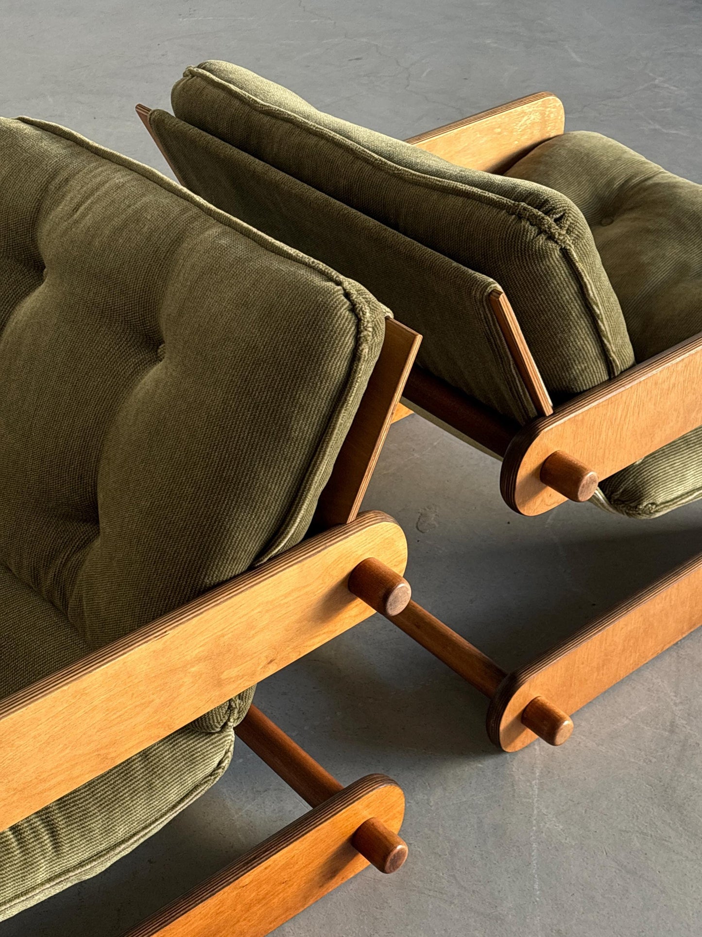 Vintage Set von 2 Freischwinger Lounge Sessel Olivgrün Sperrholz Vintage Zustand