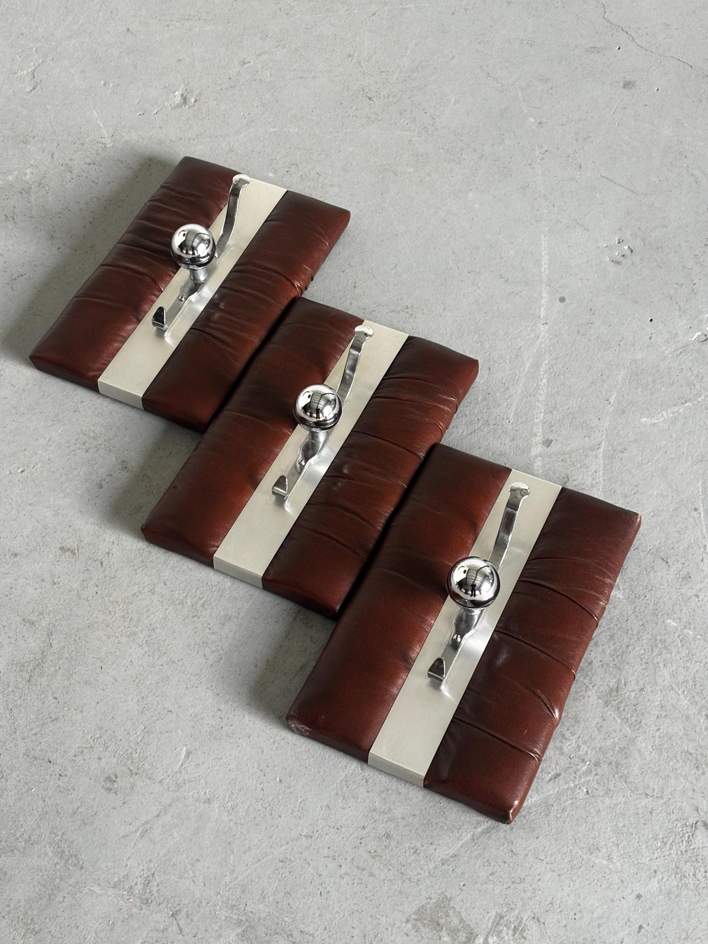 Vintage Set von 3 Garderobenleiste Wandmontage Chrom und Leder braun Italien 1970er