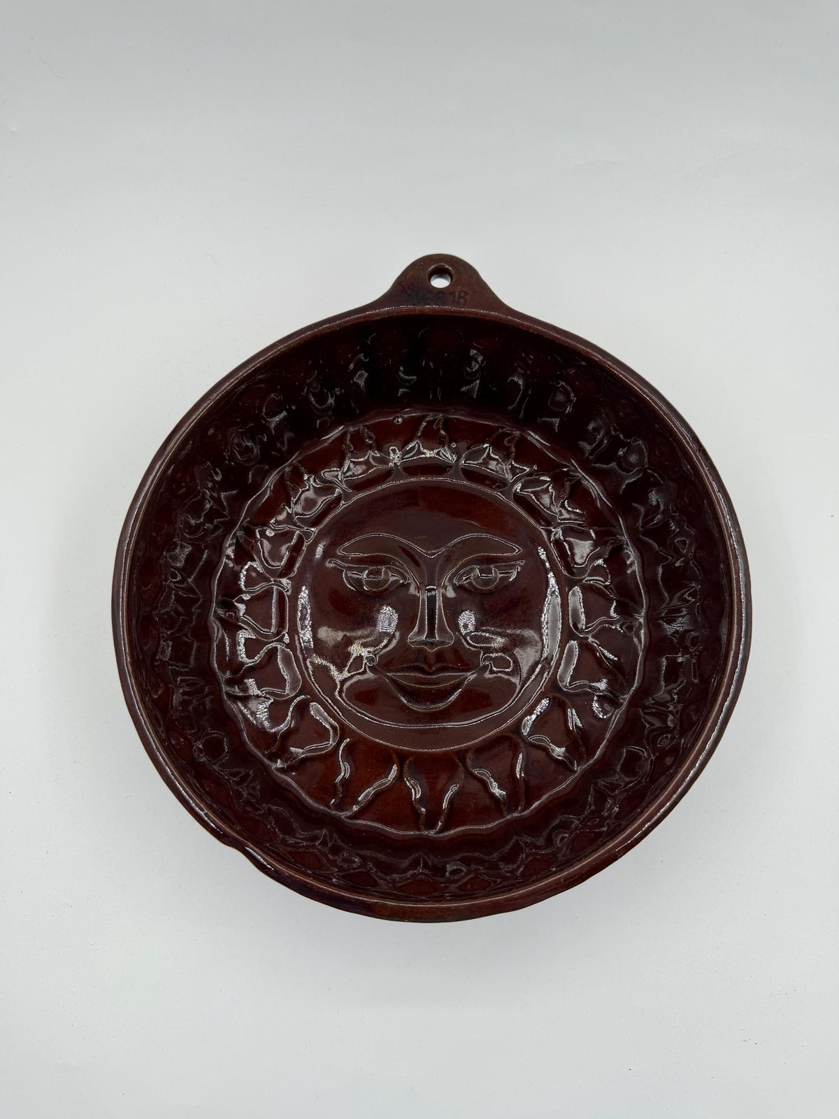 Vintage Backform Sonne Keramik Braun glasiert rund Wanddeko Öse