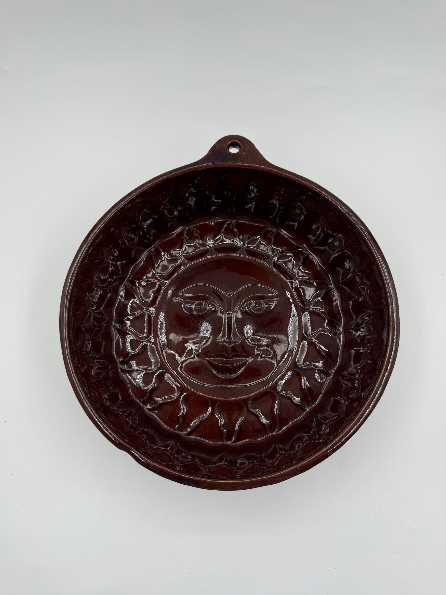 Vintage Backform Sonne Keramik Braun glasiert rund Wanddeko Öse